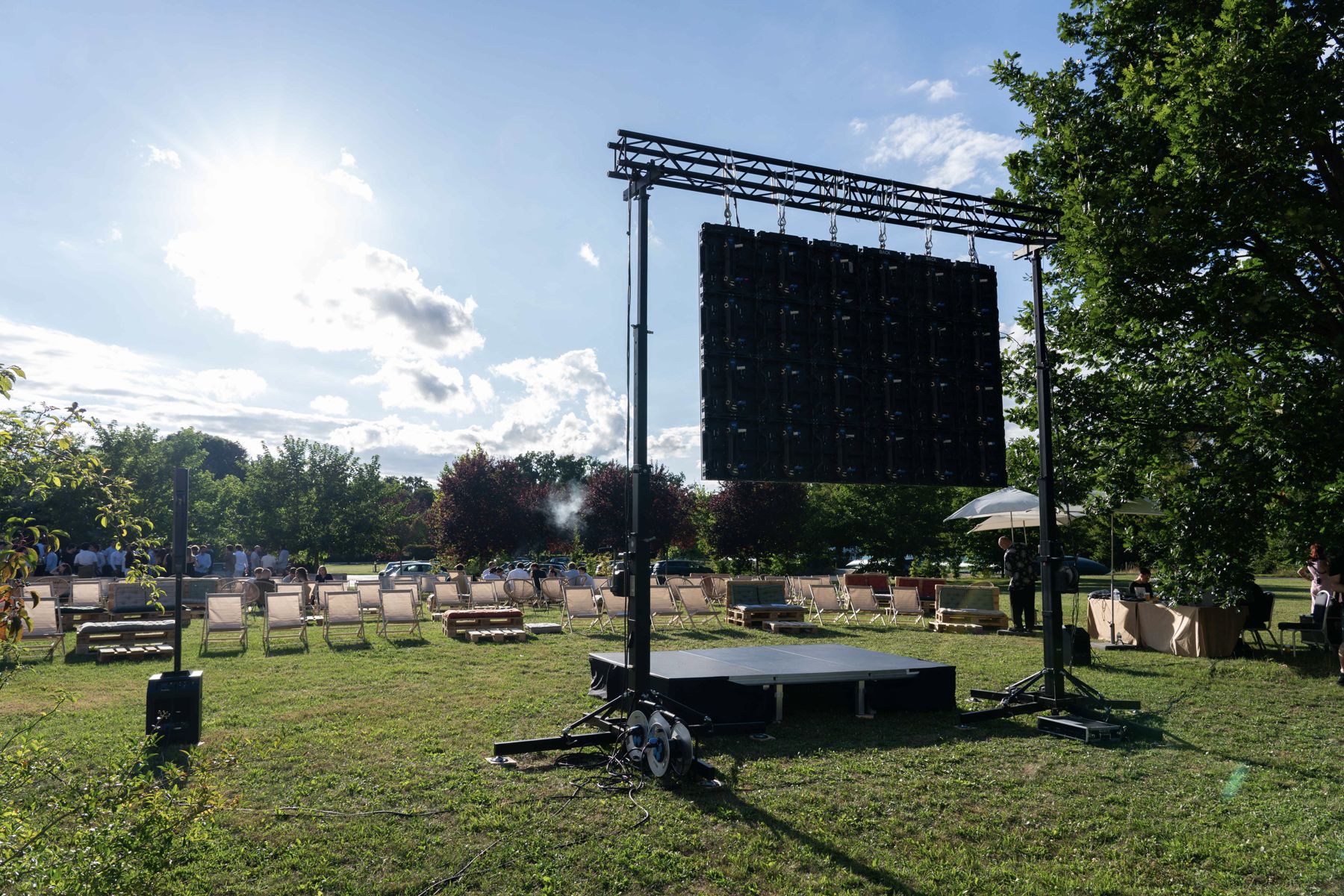 Écran LED sur structure en plein air