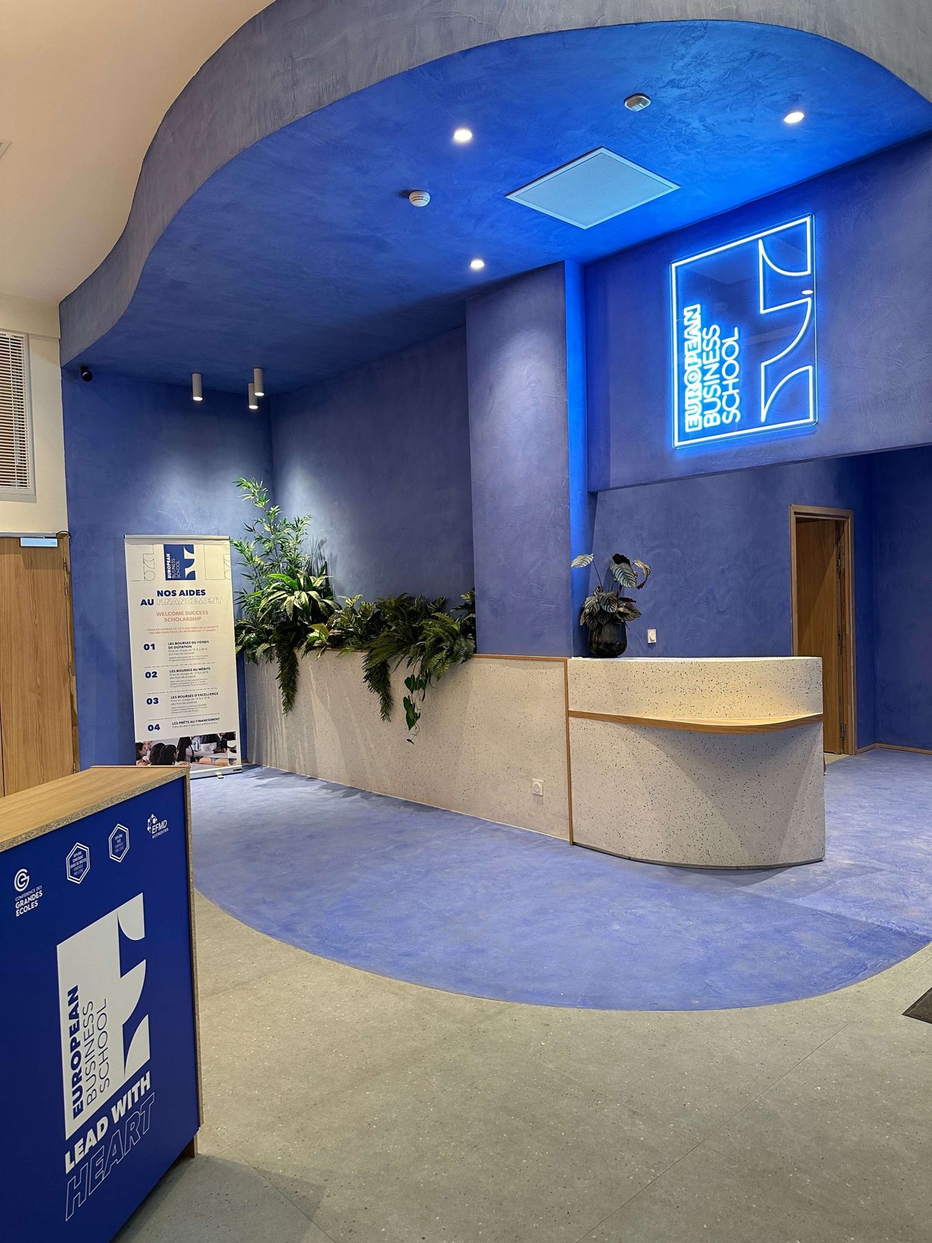Espace d'accueil bleu avec banque