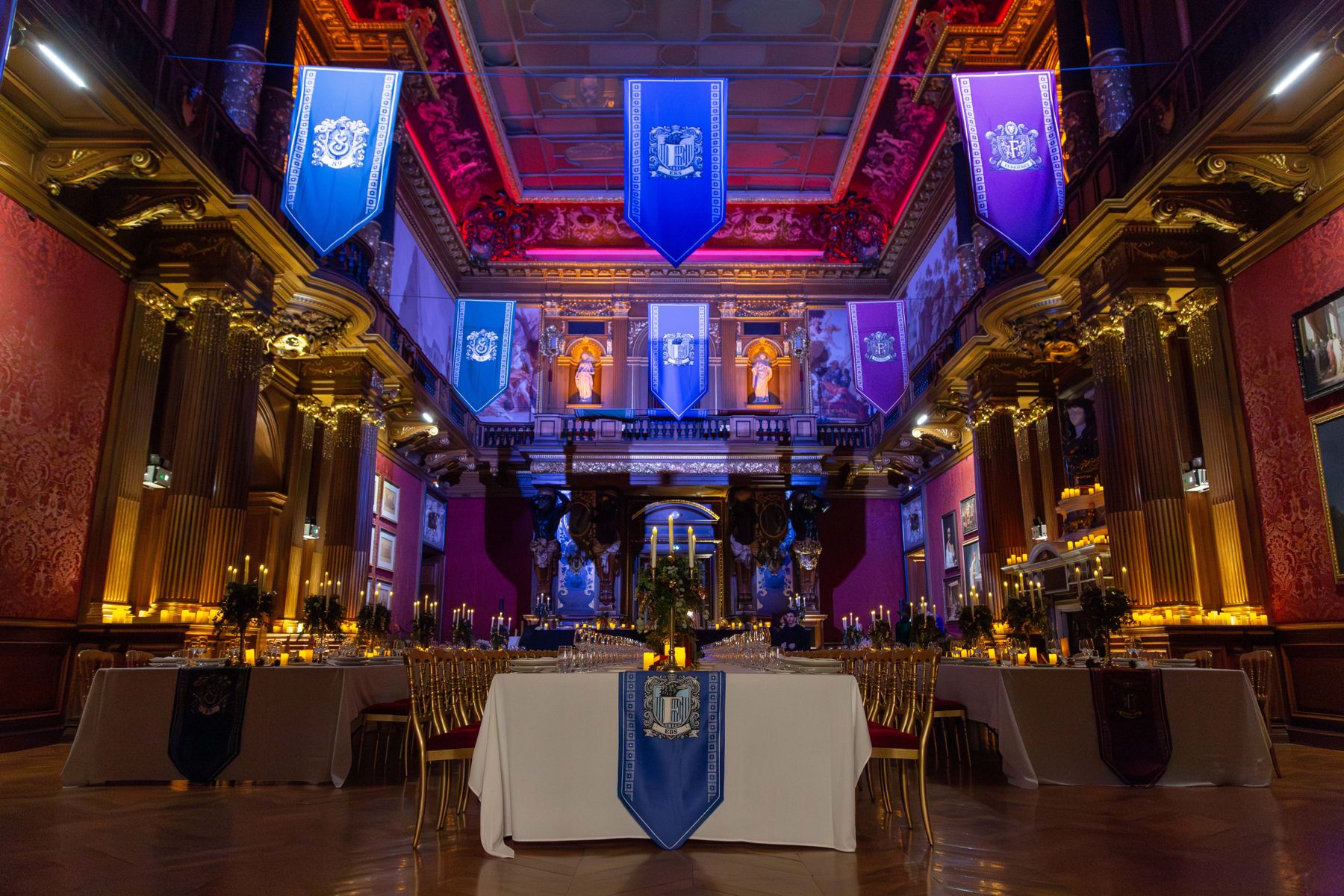 Gala avec bannières et éclairage coloré