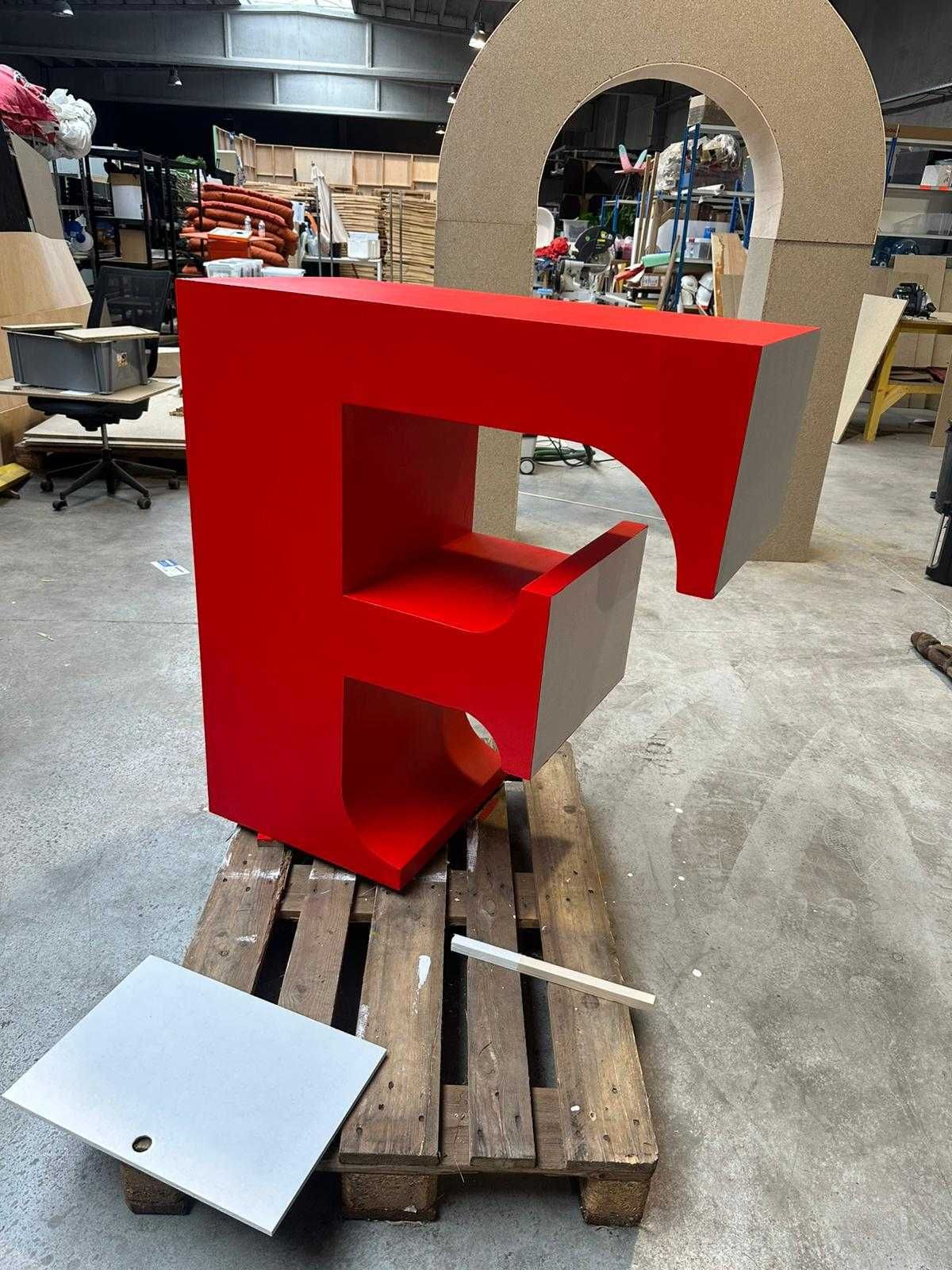 Lettre F laquée rouge en finition