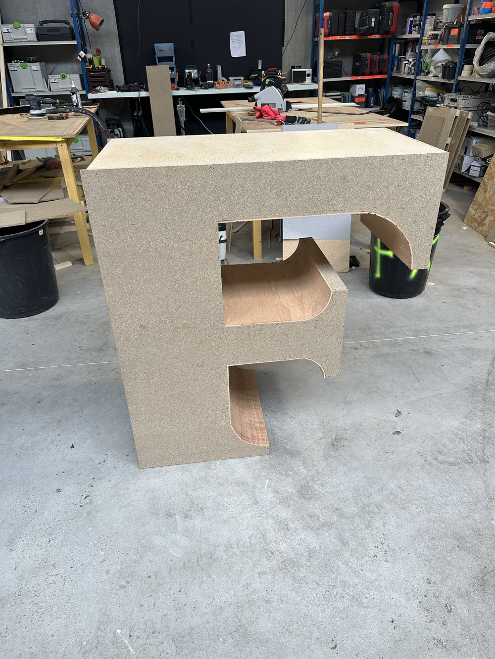 Lettre F en MDF brut dans l'atelier
