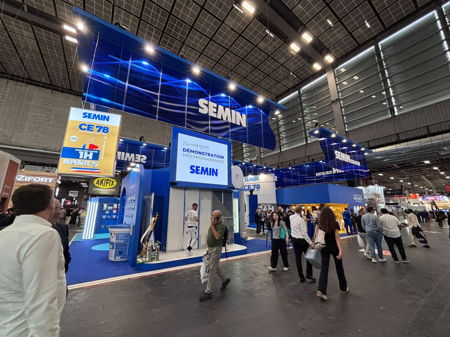 Stand Semin, Batimat 2026 : façade bleue suspendue et zone de démonstration