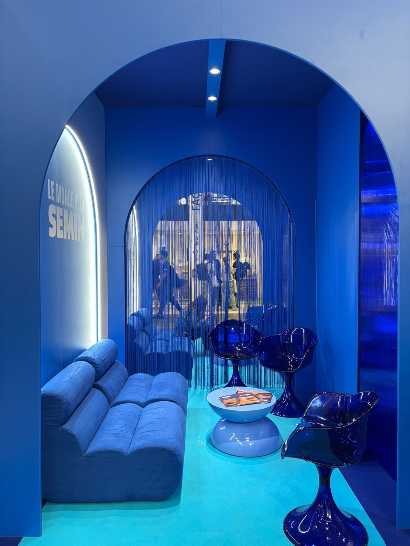 Lounge monochrome bleu Le Monde Bleu Semin